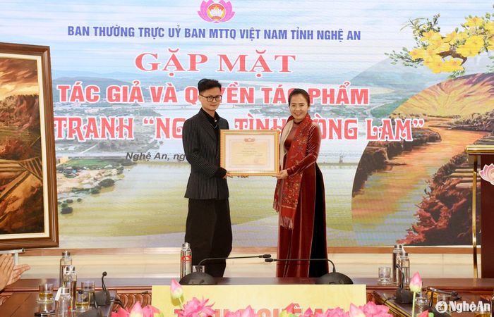 Đồng chí Võ Thị Minh Sinh - Ủy viên Ban Thường vụ Tỉnh ủy, Chủ tịch Ủy ban Mặt trận Tổ quốc tỉnh, Trưởng đoàn ĐBQH tỉnh trao Bằng khen cho họa sĩ Bùi Đình Thăng. Ảnh: Công Kiên