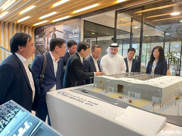 Giám đốc Sở Công Thương cùng đoàn công tác tổ chức xúc tiến thương mại tại Dubai Industrial City, Ả rập Xê út. Ảnh: T.H