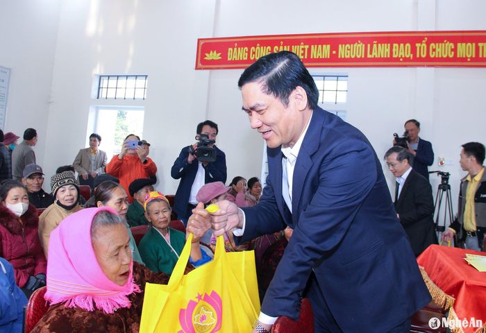 Đồng chí Hoàng Nghĩa Hiếu – Phó Bí thư Thường trực Tỉnh ủy, Chủ tịch HĐND tỉnh tặng quà người nghèo, hộ có hoàn cảnh khó khăn tại huyện Quỳ Hợp. Ảnh: Mai Hoa