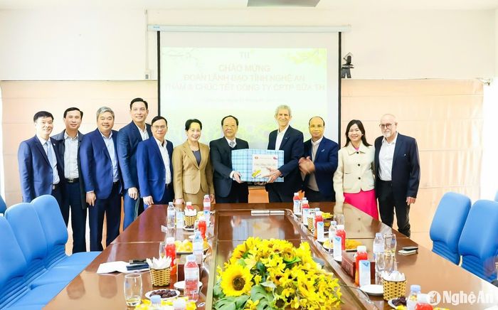 Lãnh đạo tỉnh Nghệ An tặng quà, chúc Tết Tập đoàn TH, Công ty CP Thực phẩm Sữa TH. Ảnh: TL