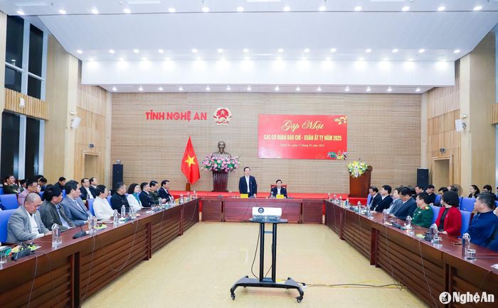 Các đồng chí: Nguyễn Đức Trung - Bí thư Tỉnh ủy; Lê Hồng Vinh - Phó Bí thư Tỉnh ủy, Chủ tịch UBND tỉnh chủ trì buổi gặp mặt các cơ quan báo chí nhân dịp Xuân Ất Tỵ năm 2025. Ảnh: Phạm Bằng