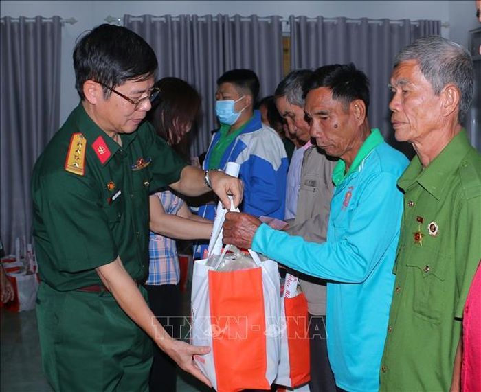 Hội Nạn nhân chất độc da cam/dioxin Việt Nam trao quà Tết cho nạn nhân nhiễm chất độc da cam ở Sóc Trăng.