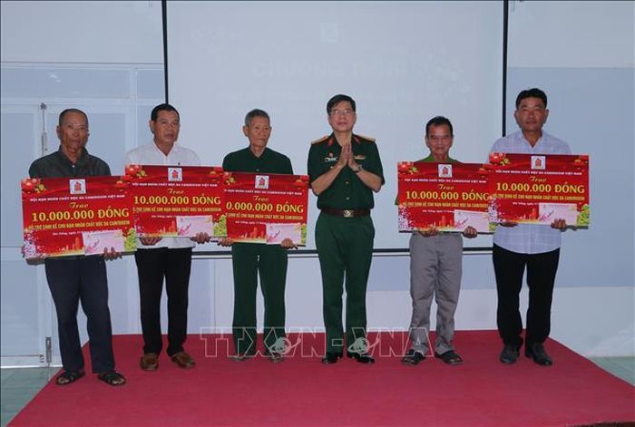 Đại tá Phạm Xuân Hưng, Phó Chủ tịch Hội Nạn nhân chất độc da cam/dioxin Việt Nam trao hỗ trợ sinh kế cho nạn nhân nhiễm chất độc da cam.