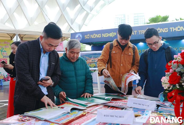 Hội báo Xuân là ngày hội để các cơ quan báo chí, người làm báo trên địa bàn nhìn là thành tựu, kết quả trong năm. Ảnh: XUÂN DŨNG