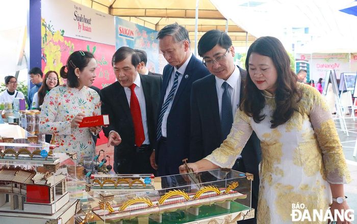 Điểm mới của Hội báo Xuân Ất Tỵ 2025, ngoài giới thiệu các sản phẩm báo chí, ban tổ chức còn trưng bày các sản phẩm OCOP địa phương. Ảnh: XUÂN DŨNG