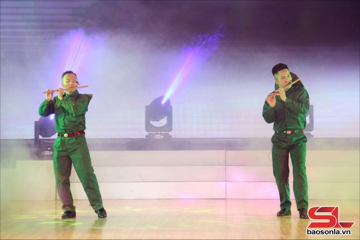 Tiết mục biểu diễn song tấu sáo của Nhà hát Ca múa nhạc tỉnh.