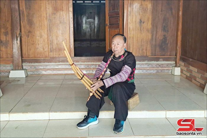 Ông Tráng A Lứ, bản Hua Tạt, xã Vân Hồ, huyện Vân Hồ với chiếc khèn Mông.