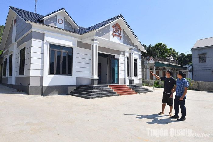 Ngôi nhà xây tiền tỷ của gia đình anh Phạm Văn Bằng ở thôn Đồng Trôi.