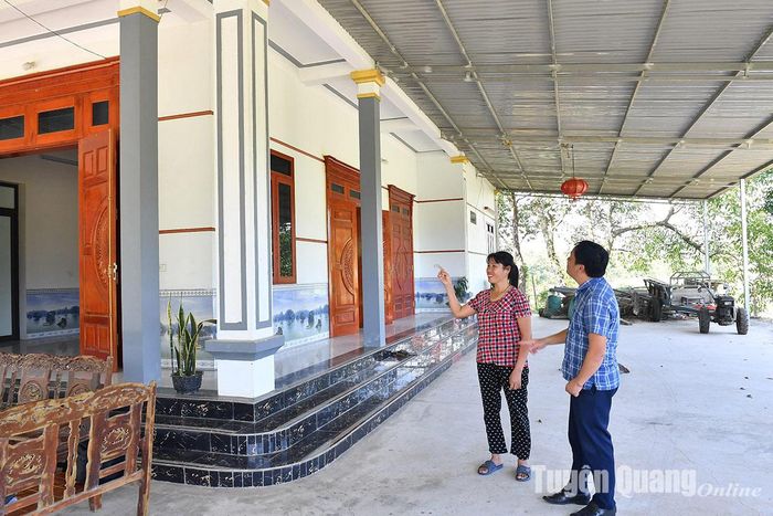 Ngôi nhà của gia đình chị Khổng Thị Tịnh ở thôn Đồng Trôi được xây dựng khang trang từ nguồn ngoại tệ các con làm việc ở nước ngoài gửi về.