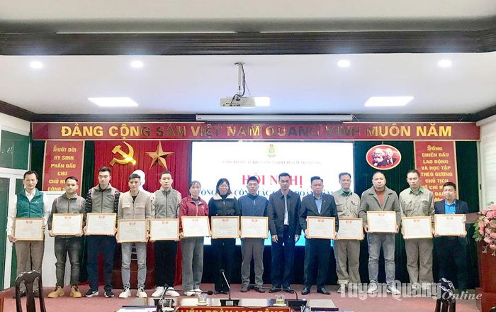 Lãnh đạo Liên đoàn Lao động tỉnh tặng giấy khen cho các tập thể và cá nhân.