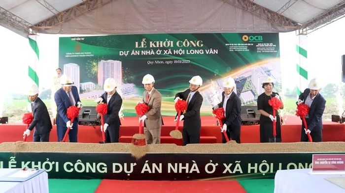 Các đại biểu khởi công dự án.