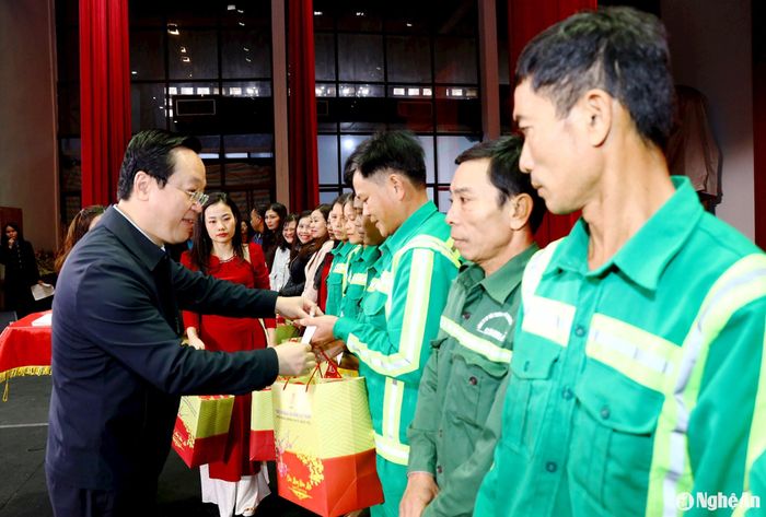 Đồng chí Nguyễn Đức Trung - Bí thư Tỉnh ủy tặng quà Tết cho công nhân, người lao động có hoàn cảnh khó khăn. Ảnh: Nguyên Nguyên