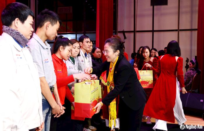 Đồng chí Võ Thị Minh Sinh - Ủy viên Ban Thường vụ Tỉnh ủy, Chủ tịch Ủy ban Mặt trận Tổ quốc Việt Nam tỉnh Nghệ An, Trưởng Đoàn ĐBQH tỉnh tặng quà Tết cho công nhân, người lao động có hoàn cảnh khó khăn. Ảnh: Nguyên Nguyên