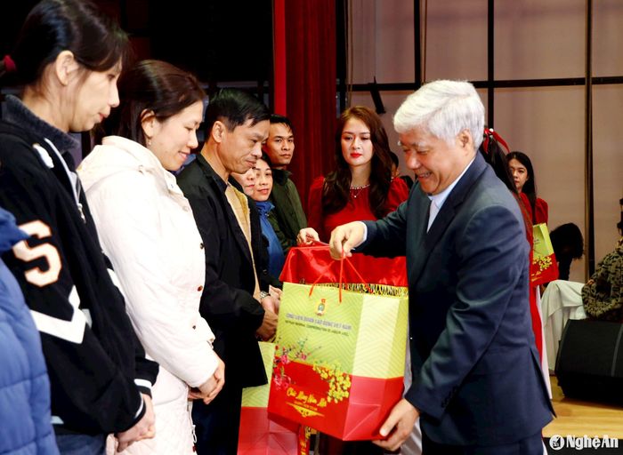 Đồng chí Đỗ Văn Chiến - Ủy viên Bộ Chính trị, Bí thư Trung ương Đảng, Chủ tịch Ủy ban Trung ương Mặt trận Tổ Quốc Việt Nam tặng quà cho công nhân, người lao động có hoàn cảnh khó khăn. Ảnh: Nguyên Nguyên