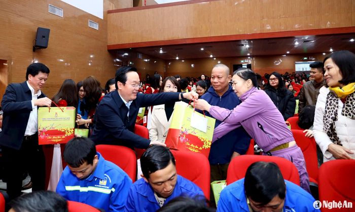Đồng chí Nguyễn Đức Trung - Bí thư Tỉnh ủy tặng quà Tết cho công nhân, người lao động có hoàn cảnh khó khăn. Ảnh: Nguyên Nguyên