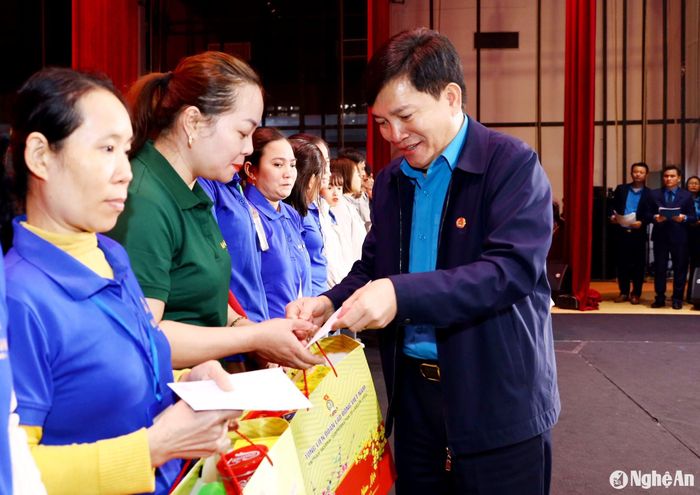 Đồng chí Nguyễn Xuân Hùng - Phó Chủ tịch Tổng LĐLĐ Việt Nam tặng quà Tết cho công nhân, người lao động có hoàn cảnh khó khăn. Ảnh: Nguyên Nguyên