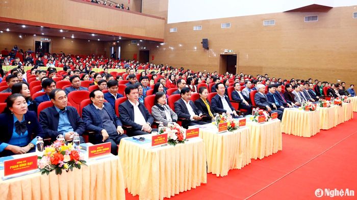 Đồng chí Đỗ Văn Chiến - Ủy viên Bộ Chính trị, Bí thư Trung ương Đảng, Chủ tịch Ủy ban Trung ương Mặt trận Tổ quốc Việt Nam cùng các đại biểu dự Chương trình “Tết sum vầy - Xuân ơn Đảng” tại Nhà văn hóa Lao động tỉnh Nghệ An. Ảnh: Nguyên Nguyên