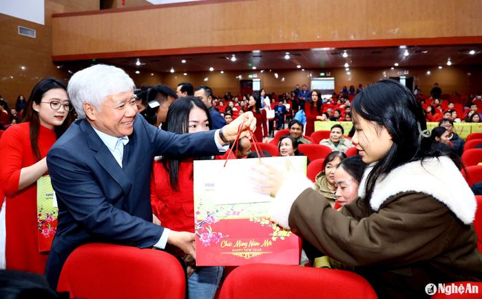 Đồng chí Đỗ Văn Chiến - Ủy viên Bộ Chính trị, Bí thư Trung ương Đảng, Chủ tịch Ủy ban Trung ương Mặt trận Tổ quốc Việt Nam tặng quà cho công nhân, người lao động có hoàn cảnh khó khăn. Ảnh: Nguyên Nguyên