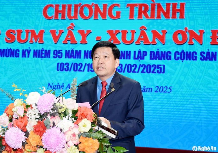 Đồng chí Kha Văn Tám - Ủy viên Ban Chấp hành Đảng bộ tỉnh, Chủ tịch LĐLĐ tỉnh phát biểu khai mạc chương trình. Ảnh: Công Kiên