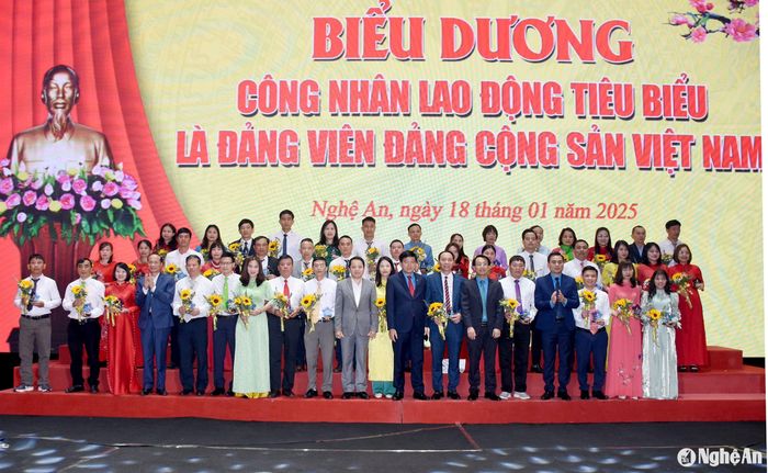 Lãnh đạo LĐLĐ tỉnh biểu dương các công nhân, lao động tiêu biểu là đảng viên Đảng Cộng sản Việt Nam. Ảnh: Công Kiên
