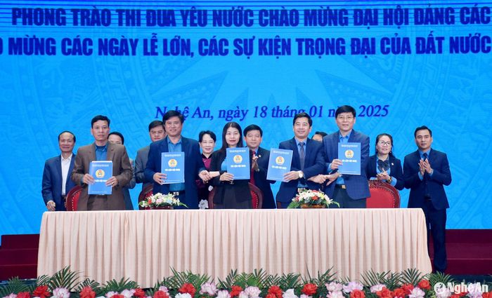 Các cụm thi đua của LĐLĐ tỉnh ký giao ước thi đua năm 2025. Ảnh: Công Kiên