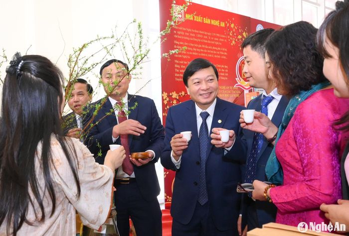 Các đại biểu tham quan, thưởng thức các sản phẩm OCOP tại gian hàng Phúc An farm. Ảnh: Thành Cường