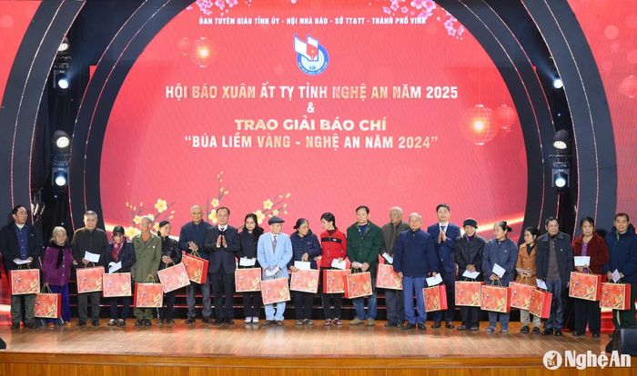 Đồng chí Phan Đức Đồng - Ủy viên Ban Thường vụ Tỉnh ủy, Bí thư Thành ủy Vinh và đồng chí Trần Minh Ngọc - Chủ tịch Hội Nhà báo tỉnh Nghệ An, Giám đốc Đài PT-TH tỉnh trao quà cho các hộ gia đình có hoàn cảnh khó khăn ở thành phố Vinh. Ảnh: Thành Cường