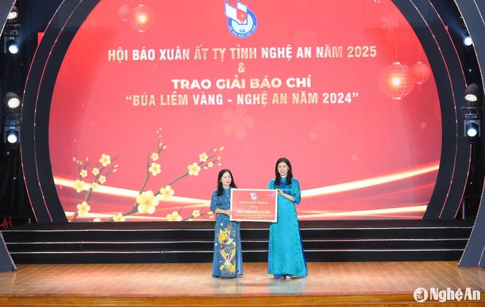 Hội Nhà báo Nghệ An trao tặng các ấn phẩm này cho gian trưng bày báo Tết tại Quảng trường Hồ Chí Minh, thành phố Vinh. Ảnh: Thành Cường