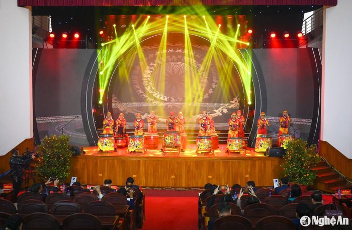 Tiết mục trống hội mang đậm hương sắc Xuân tại buổi lễ. Ảnh: Thành Cường