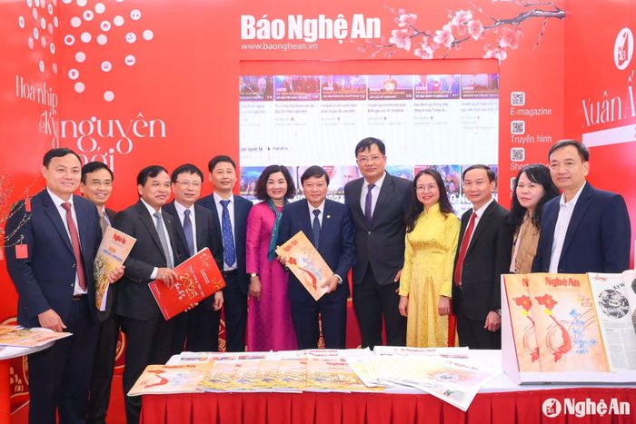 Các đại biểu tham quan gian hàng trưng bày của đơn vị Báo Nghệ An. Ảnh: Thành Cường