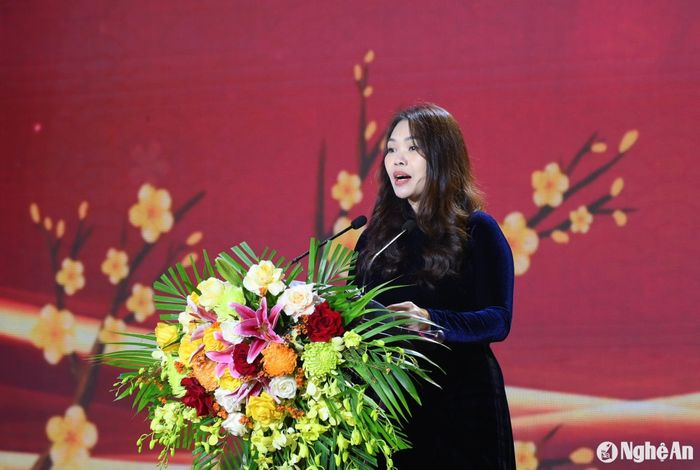Đồng chí Trần Thị Cẩm Tú - Phó Chủ tịch UBND thành phố Vinh phát biểu chào mừng tại buổi lễ. Ảnh: Thành Cường