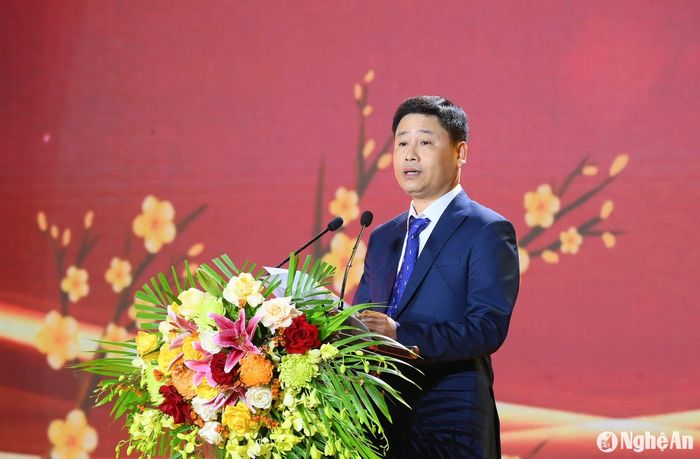 Nhà báo Trần Minh Ngọc - Chủ tịch Hội Nhà báo tỉnh Nghệ An, Giám đốc Đài Phát thanh - Truyền hình tỉnh phát biểu khai mạc Hội Báo Xuân Ất Tỵ 2025. Ảnh: Thành Cường
