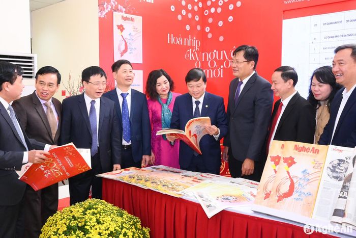 Các đại biểu tham quan gian hàng Hội Báo Xuân. Ảnh: Thành Cường