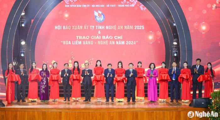 Các đại biểu cắt băng khai mạc Hội Báo Xuân Ất Tỵ 2025. Ảnh: Thành Cường