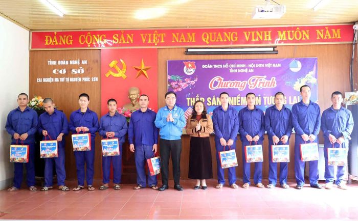 Trao tặng quà cho các học viên có thành tích tốt. Ảnh: Sỹ Bách