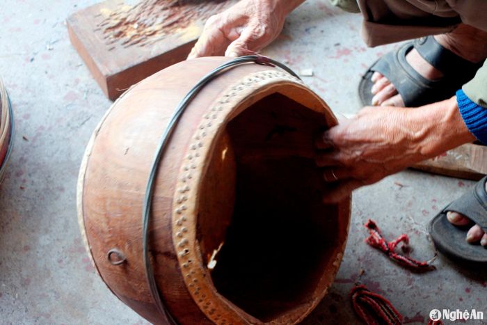 Thợ làm trống cẩn thận, cầu kỳ từng chi tiết. Ảnh: Phú Hương