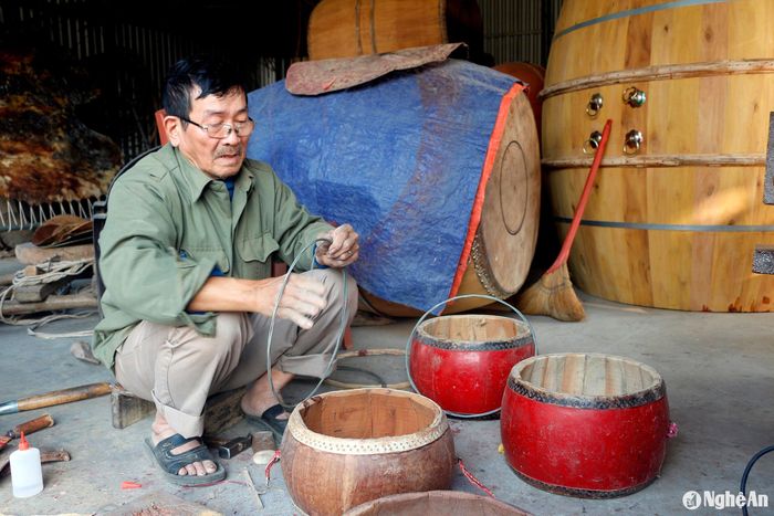 Nhiều công đoạn, người thợ vẫn làm thủ công. Ảnh: Phú Hương
