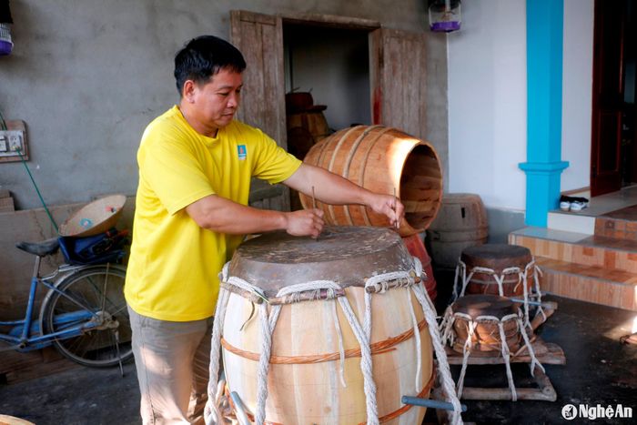 Những ngày cuối năm, ông Nguyễn Đình Cát bận rộn hơn để đáp ứng nhu cầu tăng cao của khách hàng. Ảnh: Phú Hương