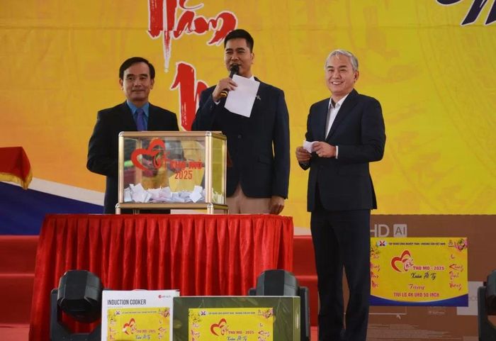 Ông Vũ Anh Tuấn, Tổng Giám đốc TKV và ông Lê Thanh Xuân, Chủ tịch Công đoàn TKV tham gia bốc thăm trao thưởng cho công nhân tại Chương trình “Tết thợ mỏ - Mừng Đảng quang vinh” vùng Cẩm Phả. Hàng nghìn phần quà trúng thưởng là các mặt hàng gia dụng, có giá trị để phục vụ đời sống hàng ngày của người lao động. Ảnh: TKV