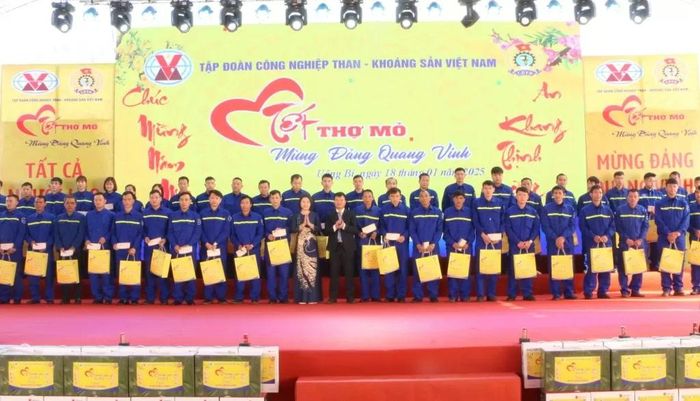 Chương trình “Tết thợ mỏ - Mừng Đảng quang vinh” tổ chức tại Khu Công viên thợ mỏ của Công ty CP Than Vàng Danh, TP. Uông Bí, thu hút hơn 300 công nhân tham gia. Ảnh: TKV