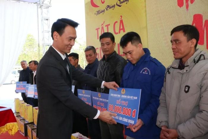 Tập đoàn cũng bàn giao trao kinh phí hỗ trợ nhà ở “Mái ấm công đoàn” cho 211 gia đình. Ảnh:TKV