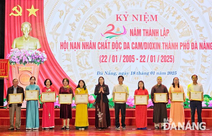 Phó Chủ tịch UBND thành phố Trần Thị Anh Thi (giữa) tặng bằng khen của UBND thành phố cho các tập thể, cá nhân. Ảnh: L.P