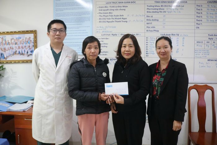 Qua bài viết “Người mẹ trẻ cần kinh phí điều trị để vượt qua cơn nguy kịch”, chị Lê Thị Thùy Dung (SN 1987, tổ 16, phường Hòa Khánh Nam, quận Liên Chiểu) được bạn đọc Báo Đà Nẵng hỗ trợ hơn 23 triệu đồng. Ảnh: T.Y