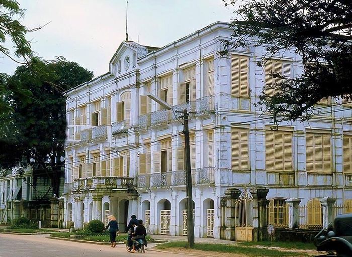 Tòa thị chính trên đường Quai Courbet hướng ra sông Hàn (nay là đường Bạch Đằng). (Ảnh tư liệu)