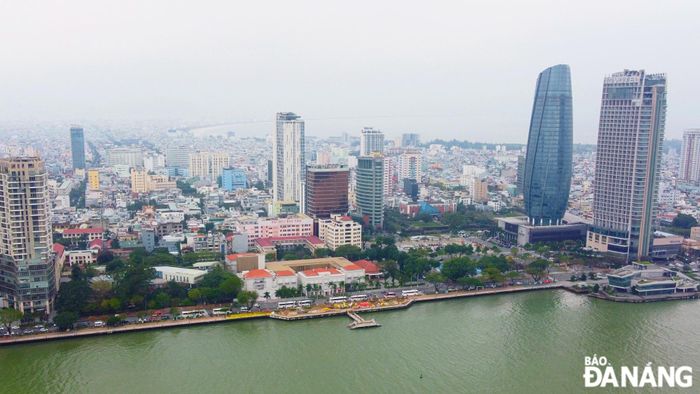 Bảo tàng Đà Nẵng tại vị trí 42 Bạch Đằng kết nối với Quảng trường Trung tâm xung quanh Thành Điện Hải, Thư viện Khoa học Tổng hợp và cảnh quan bờ tây sông Hàn, tạo nên quần thể kiến trúc văn hóa độc đáo của một quảng trường lịch sử - văn hóa.