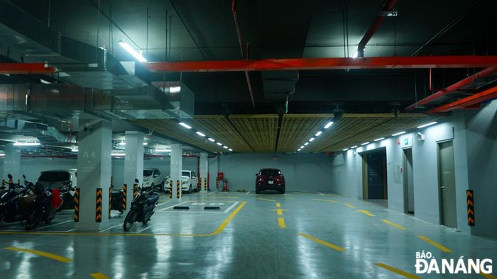 Tầng hầm của bảo tàng trang bị máy bơm công suất lớn, cảm biến chống ngập, hệ thống chữa cháy tự động phun mưa; đây là bãi đỗ xe và là nơi quay đầu cho các xe ô-tô dưới 45 chỗ, tránh ùn tắc ở hai tuyến đường một chiều Bạch Đằng và Trần Phú.