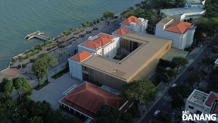 Trong quá trình cải tạo, kiến trúc mặt tiền, mái ngói của các tòa nhà cổ được giữ nguyên; hệ thống cửa bảo vệ được nâng cấp; riêng tường rào đã gỡ bỏ để tạo không gian thông thoáng cho người dân, du khách tham quan bảo tàng. Tòa nhà được sơn lại đúng với màu trước đây.