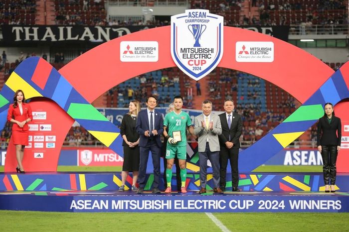 Đình Triệu nhận danh hiệu thủ môn xuất sắc nhất ASEAN Cup 2024.Ảnh: VFF