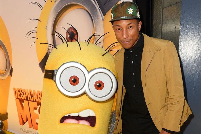 Pharrell Williams chụp ảnh với 1 minion trong buổi ra mắt “Despicable Me 2”