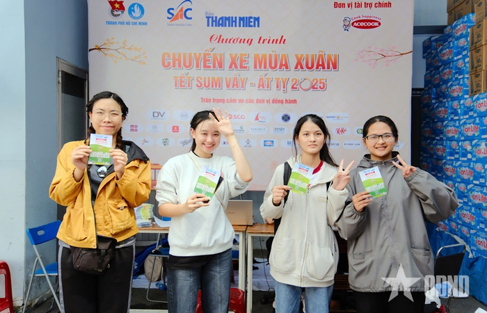 Các sinh viên phấn khởi nhận vé xe về quê đón Tết Ất Tỵ 2025 trong Chương trình “Chuyến xe mùa xuân”. Ảnh: THƯ LÊ